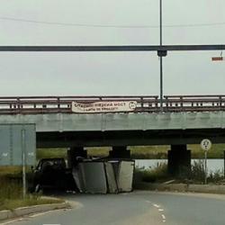 «Газели» врезались в мост с надписью «Газель не пройдет» (ФОТО)
