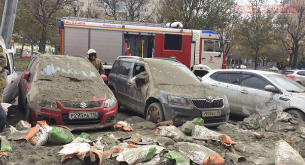 Появилось ВИДЕО аварии с участием Газели, Лады в Казани, где несколько автомобилей зацыпало цементом