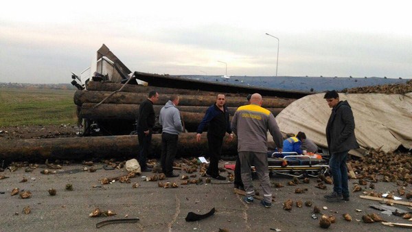 Сташное ДТП в Татарстане: машины завалило фурой с трубами (ФОТО)