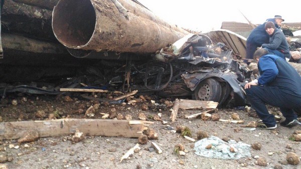 Сташное ДТП в Татарстане: машины завалило фурой с трубами (ФОТО)