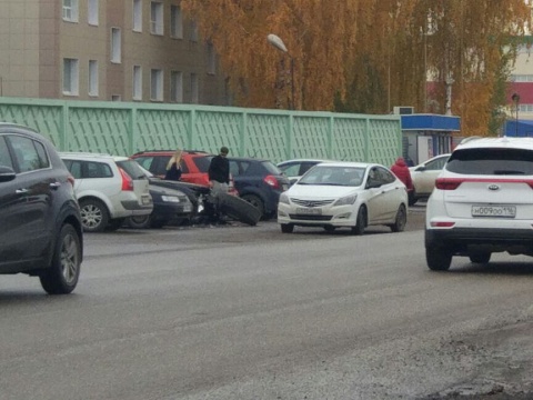 В Казани отлетевшее на ходу колесо «КамАЗа», помяло припаркованный легковой автомобиль (ФОТО)