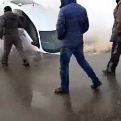 В Казахстане авто с людьми провалилось в кипяток (ВИДЕО)