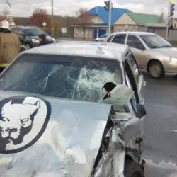 Появились подробности столкновения грузовика и легковушки в Казани (ФОТО)