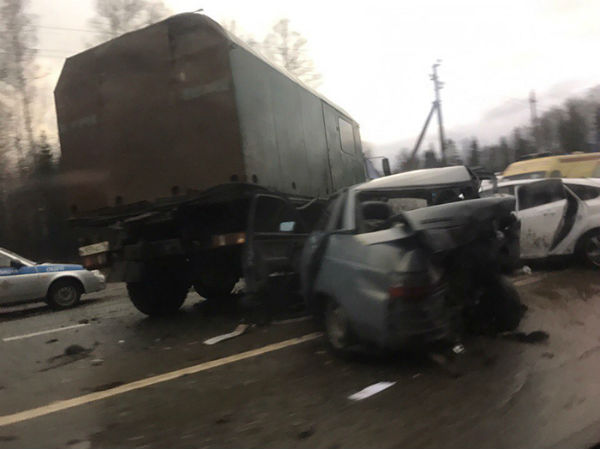 На трассе в Татарстане столкнулись машины, которые объезжали место ДТП (ФОТО)