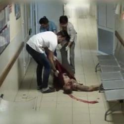 Пациент лежал в луже крови на полу больницы, потом скончался, врачи проходили мимо (ВИДЕО)