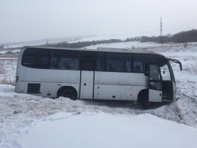 В результате ДТП в Татарстане пассажирский автобус оказался в кювете (ФОТО)