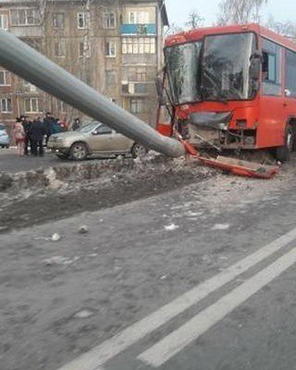После аварии с автобусом на проспекте Ямашева в Казани 13 человек поступили в больницу (ФОТО)