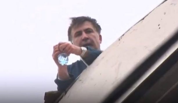 Саакашвили грозился спрыгнуть с крыши дома во время обысков (ФОТО)