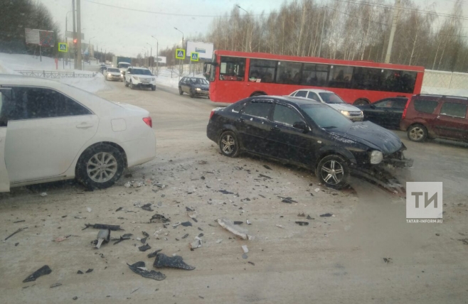В Казани столкнулись три легковушки и пассажирский автобус (ФОТО)