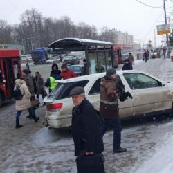 В Казани иномарка вылетела на автобусную остановку с людьми (ФОТО)