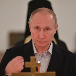 Путин на Крещение окунулся в прорубь на озере Селигер (ФОТО)