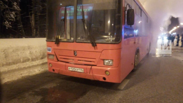В Казани на ходу загорелся красный автобус (ФОТО)