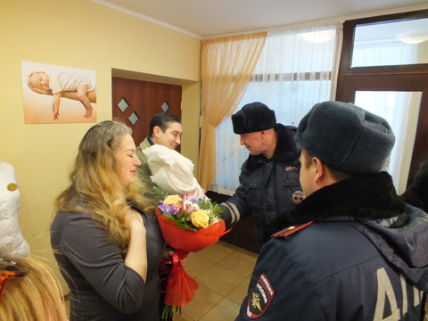 В Казани выписали женщину, которую в роддом доставили сотрудники ГИБДД (ФОТО)