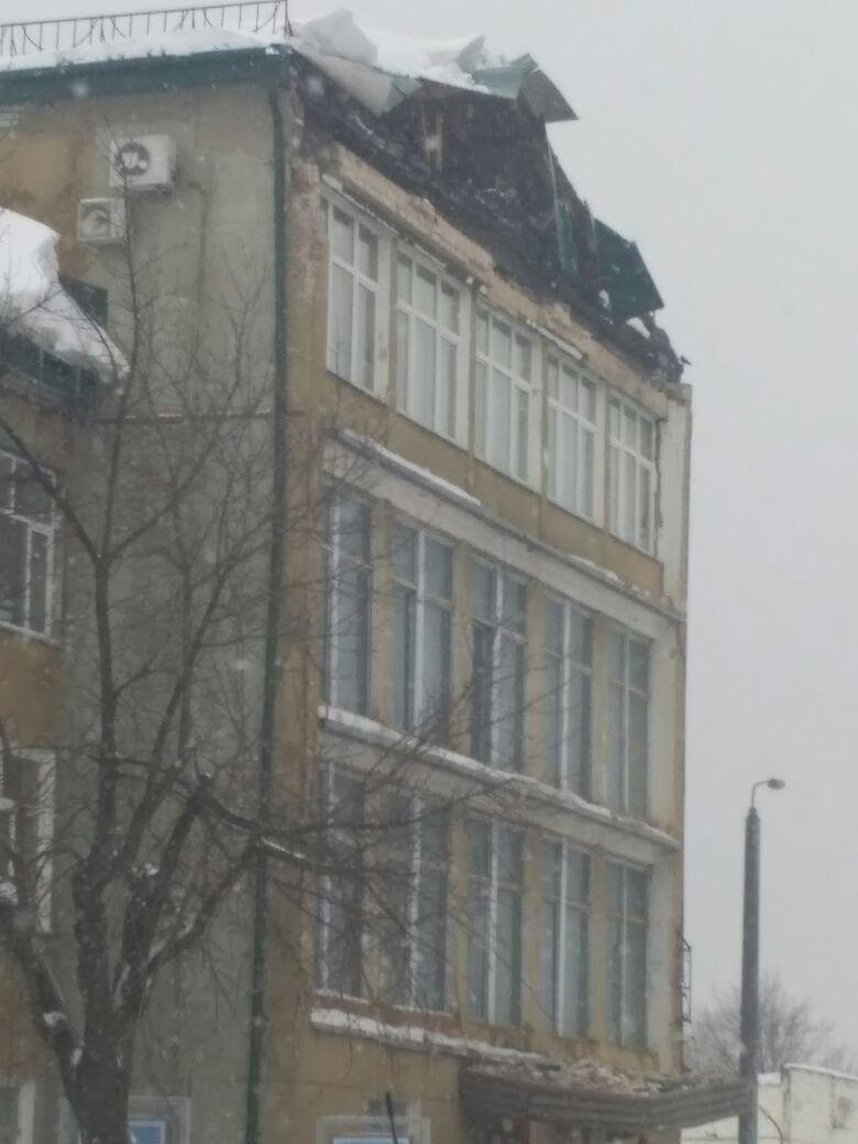 Кирпичами с крыши здания Казанского авиационного завода раздавило внедорожник (ФОТО)