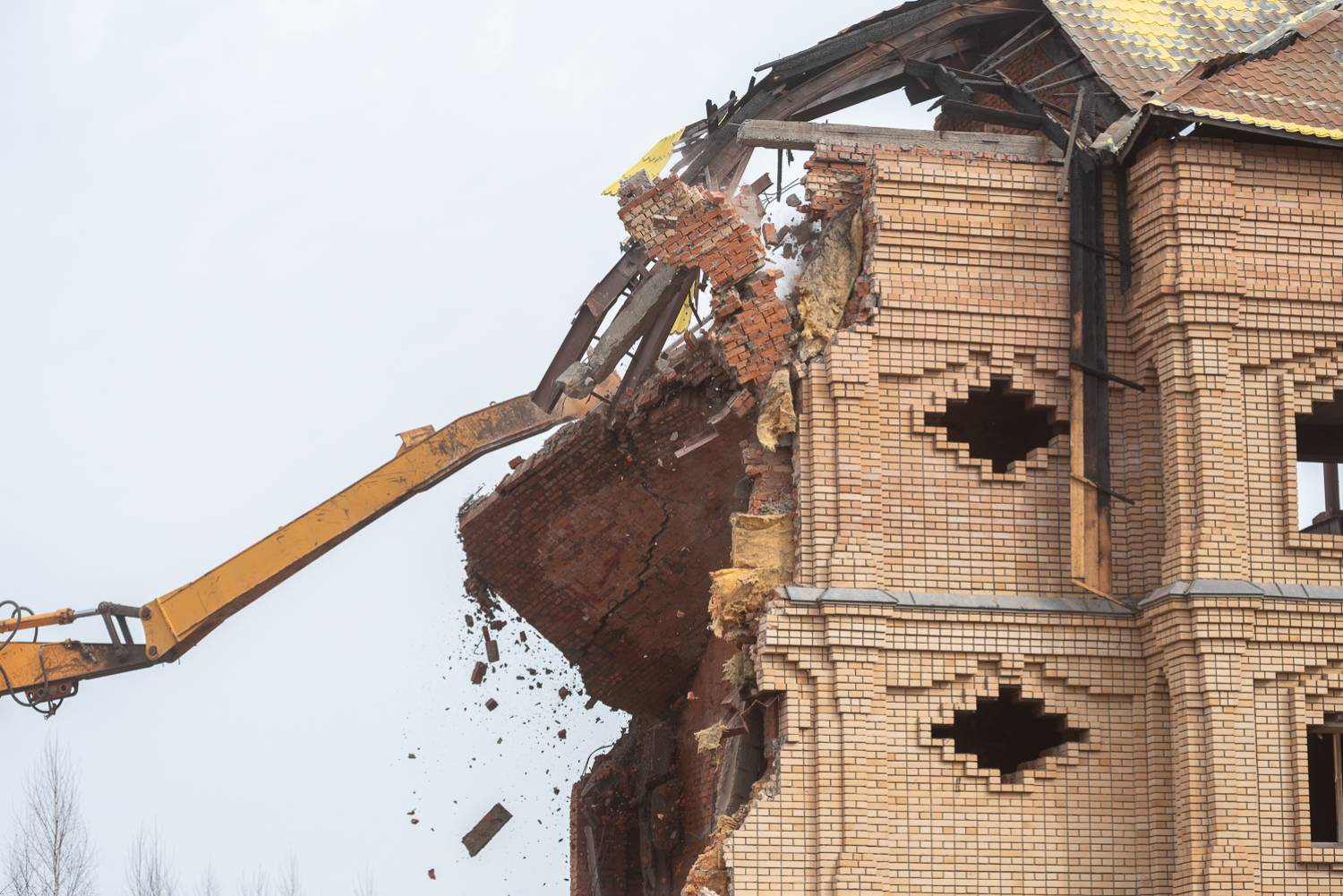 Just ЮИТ: здание Ведического университета Махариши строили 7 лет, а разрушили за 1 день