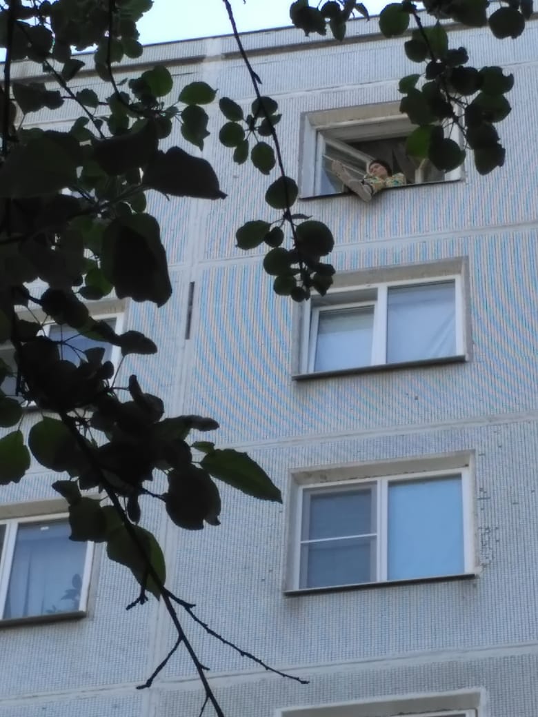 В Казани спасатели сняли с подоконника девятого этажа пожилую женщину (ФОТО)