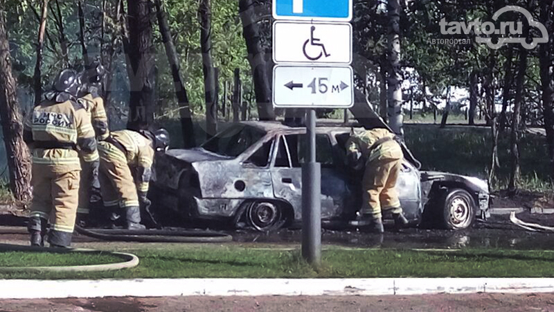 В Казани около фитнес-центра сгорел припаркованный автомобиль (ФОТО)