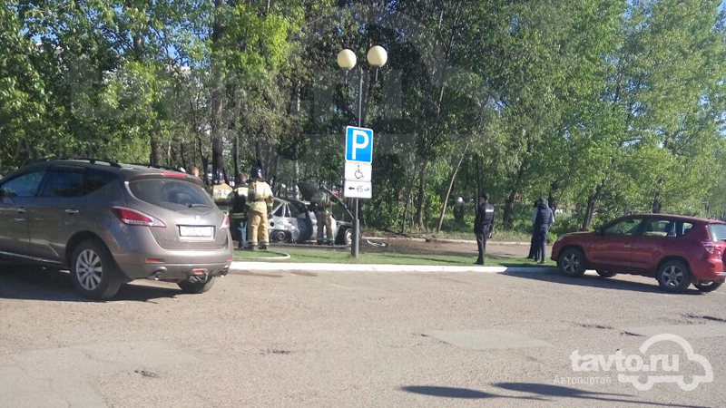 В Казани около фитнес-центра сгорел припаркованный автомобиль (ФОТО)