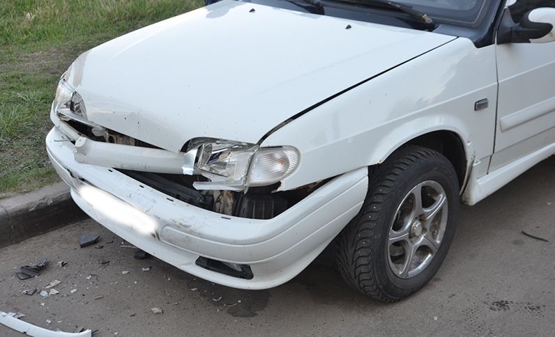 В челнинском дворе неадекватный водитель протаранил 12 автомобилей (ФОТО, ВИДЕО)