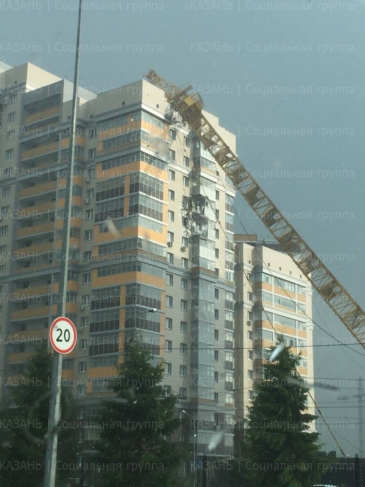 В Советском районе Казани на дом упал башенный кран (ФОТО, ВИДЕО)