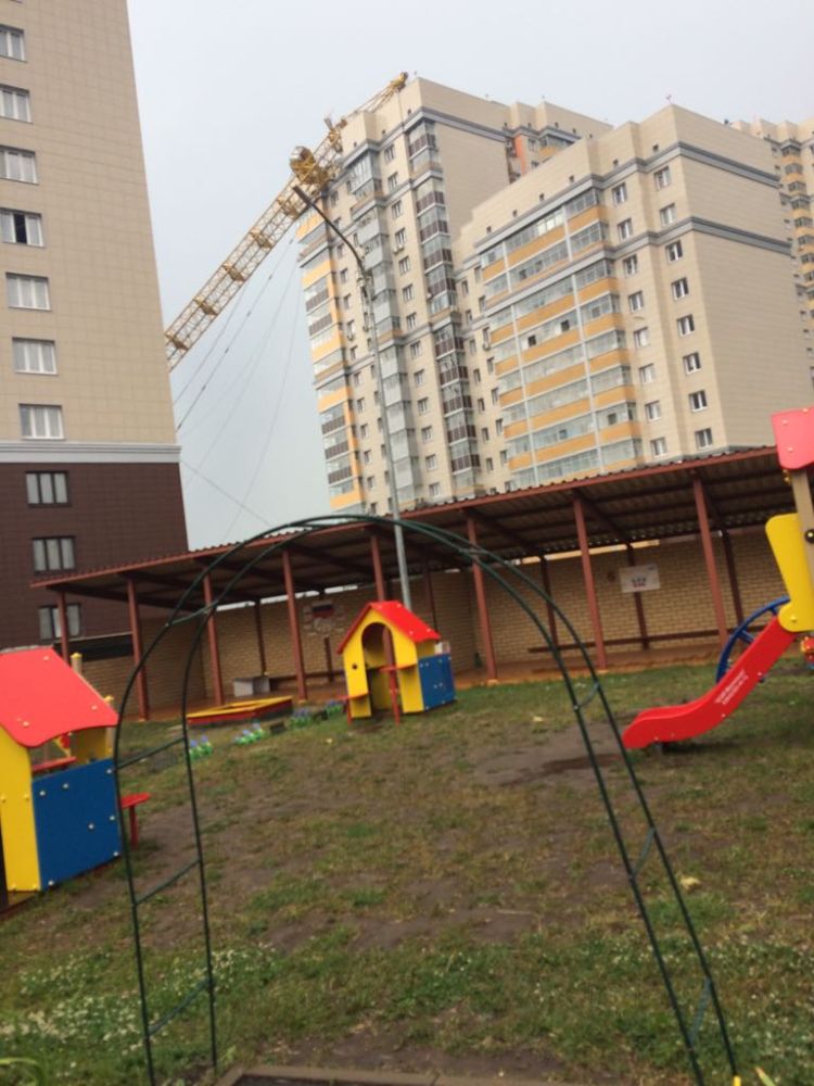 В Советском районе Казани на дом упал башенный кран (ФОТО, ВИДЕО)