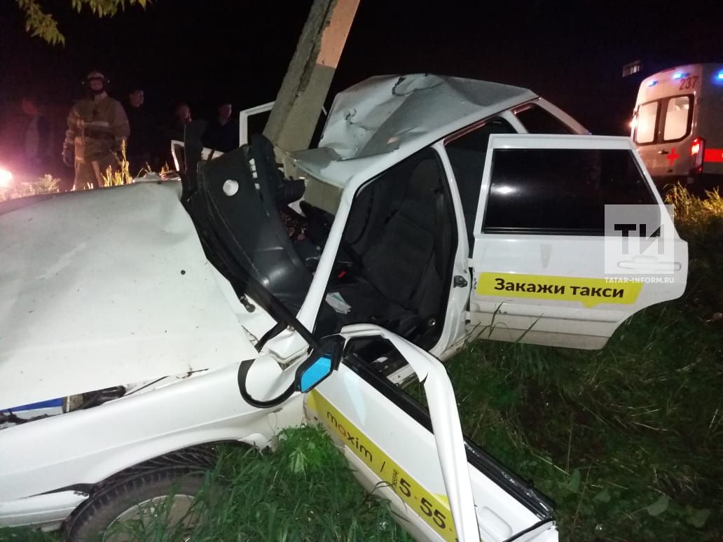 В Бугульме 37-летний таксист впал в кому, врезавшись в столб (ФОТО)