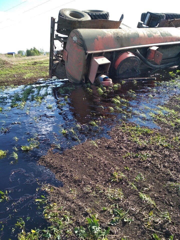 В Татарстане из-за ДТП разлилось около двадцати тонн нефти (ФОТО)