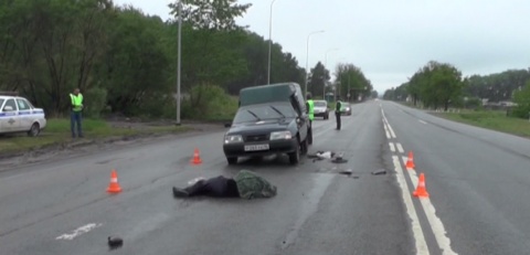 В Татарстане женщина за рулем иномарки сбила двух мужчин: один погиб, другой в реанимации