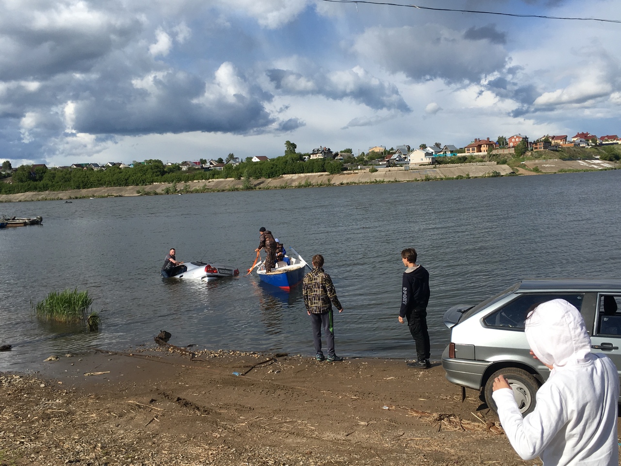 В Набережных Челнах автомобиль скатился в реку (ФОТО)