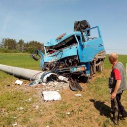В Татарстане водитель «КАМАЗа» в чистом поле врезался в столб (ФОТО)