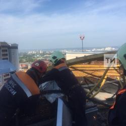 Казанские спасатели начали разбирать упавший на дом башенный кран (ФОТО)