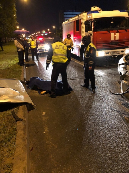 Соцсети: в Челнах легковушка залетела под автовышку, пассажиру оторвало голову (ФОТО)