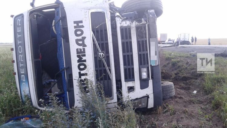 В Бавлинском районе в аварии с двумя грузовиками погиб водитель иномарки из Самары (ФОТО)