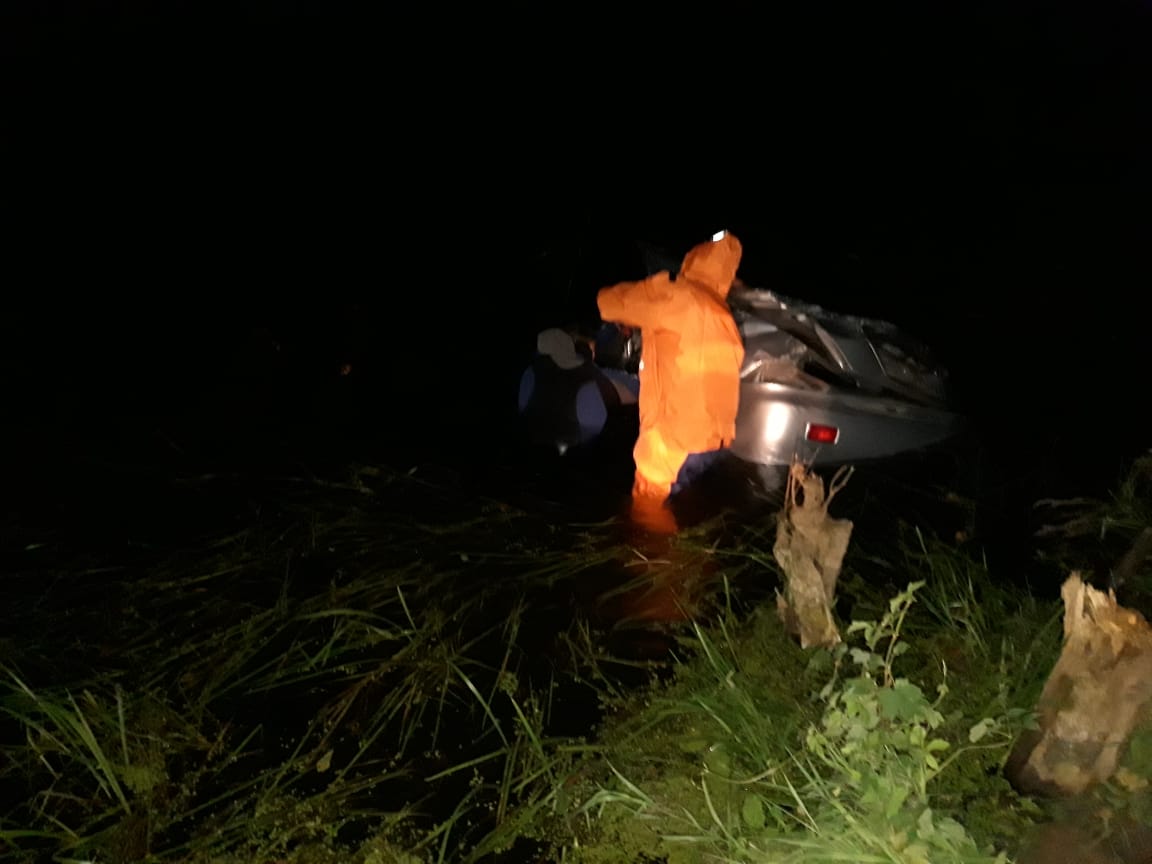 В Менделеевском районе водитель и пассажир иномарки сорвались с моста и едва не утонули в реке Тойма (ФОТО)