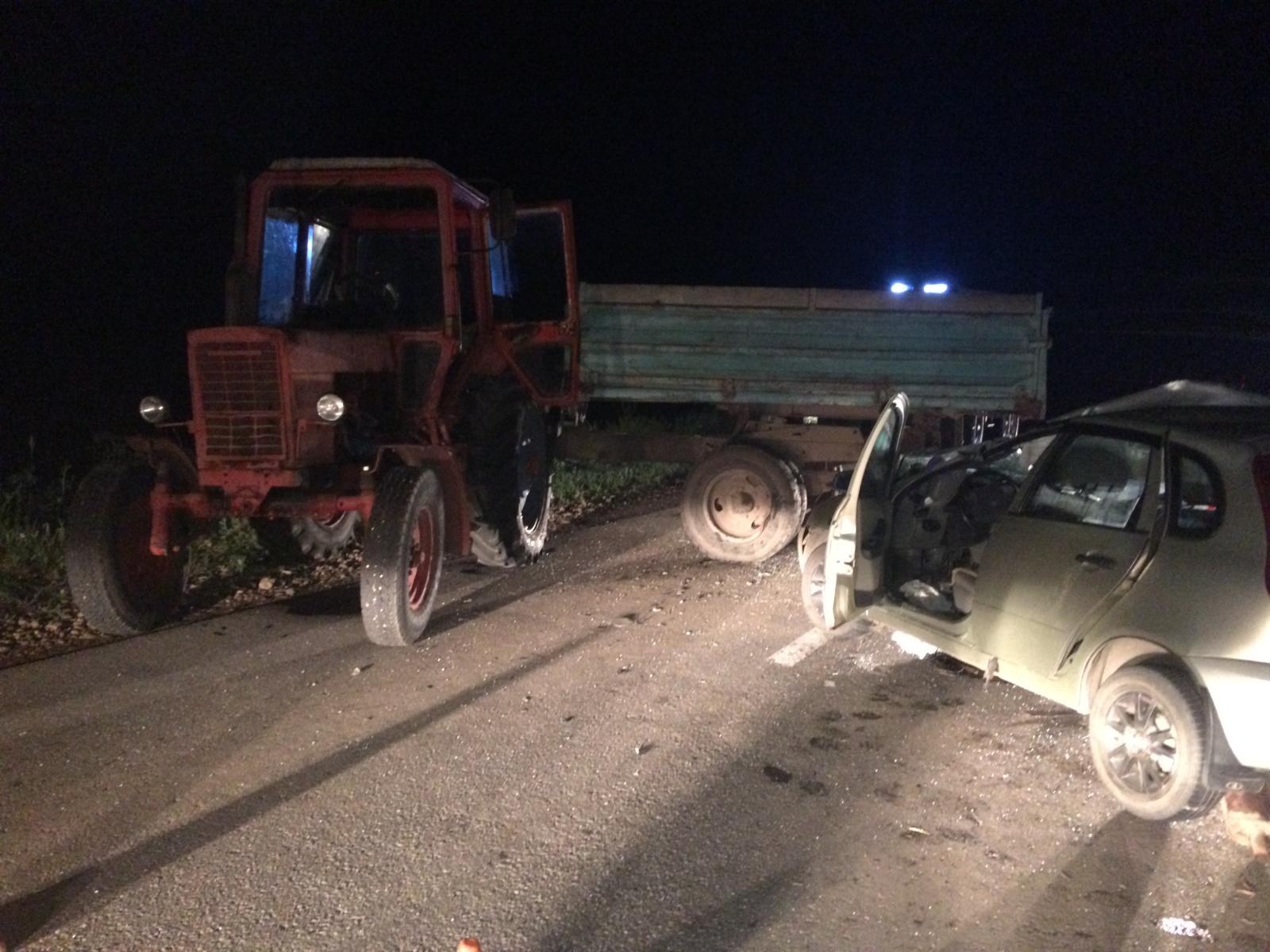 В Татарстане LADA Калина наехала на трактор. Погибла женщина (ФОТО)