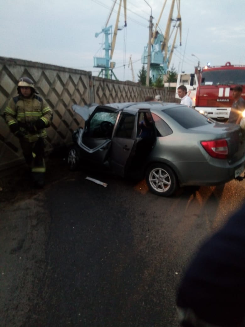 В ДТП в Чистополе у водителя сломались обе ноги (ФОТО)