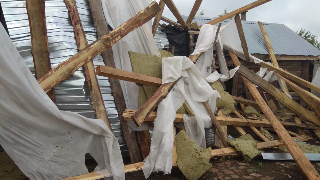 В Алексеевском районе РТ сильный ветер сорвал крыши с нескольких домов (ФОТО)
