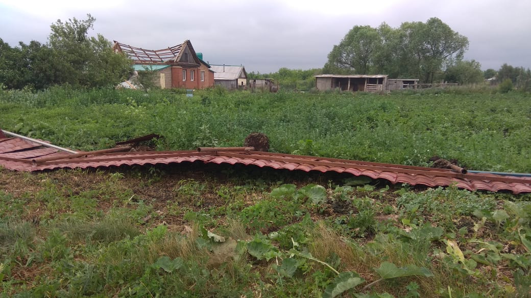 В Алексеевском районе РТ сильный ветер сорвал крыши с нескольких домов (ФОТО)
