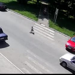 Ребенка на самокате закрутило под машину после ДТП в Казани (ВИДЕО)