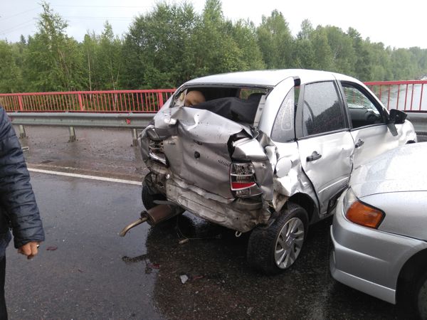 Дальнобойщик из Татарстана врезался в Бурятии в машину полицейских (ФОТО)
