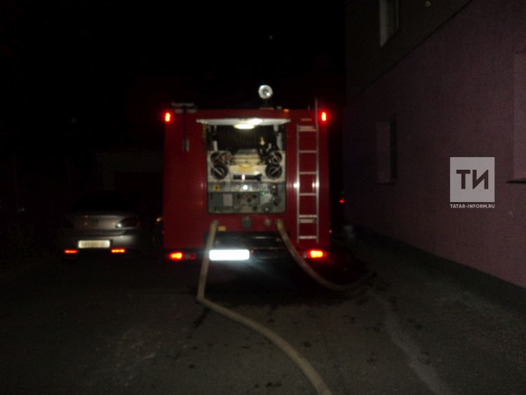 В Казани пожарные спасли семь человек из горящей пятиэтажки (ФОТО)
