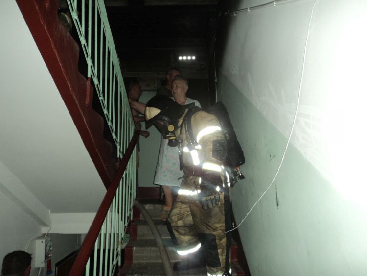 В Казани пожарные спасли семь человек из горящей пятиэтажки (ФОТО)