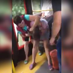 Драку пассажирки и кондуктора в казанском автобусе сняли на видео (ВИДЕО)
