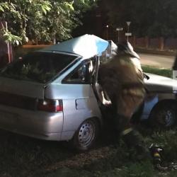 В Бугульме водитель «Лады» погиб, врезавшись на большой скорости в столб (ФОТО)