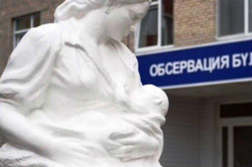 У роддома в Татарстане установили памятник кормящей матери из бинтов