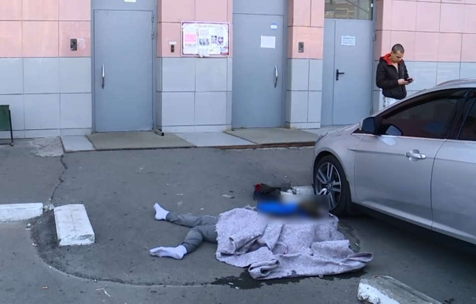 В Казани с крыши многоэтажки упал 17-летний парень (ФОТО)