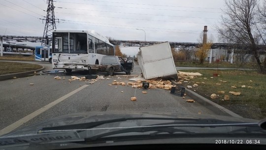 В Набережных Челнах из-за ДТП на дороге оказались десятки буханок хлеба (ФОТО)