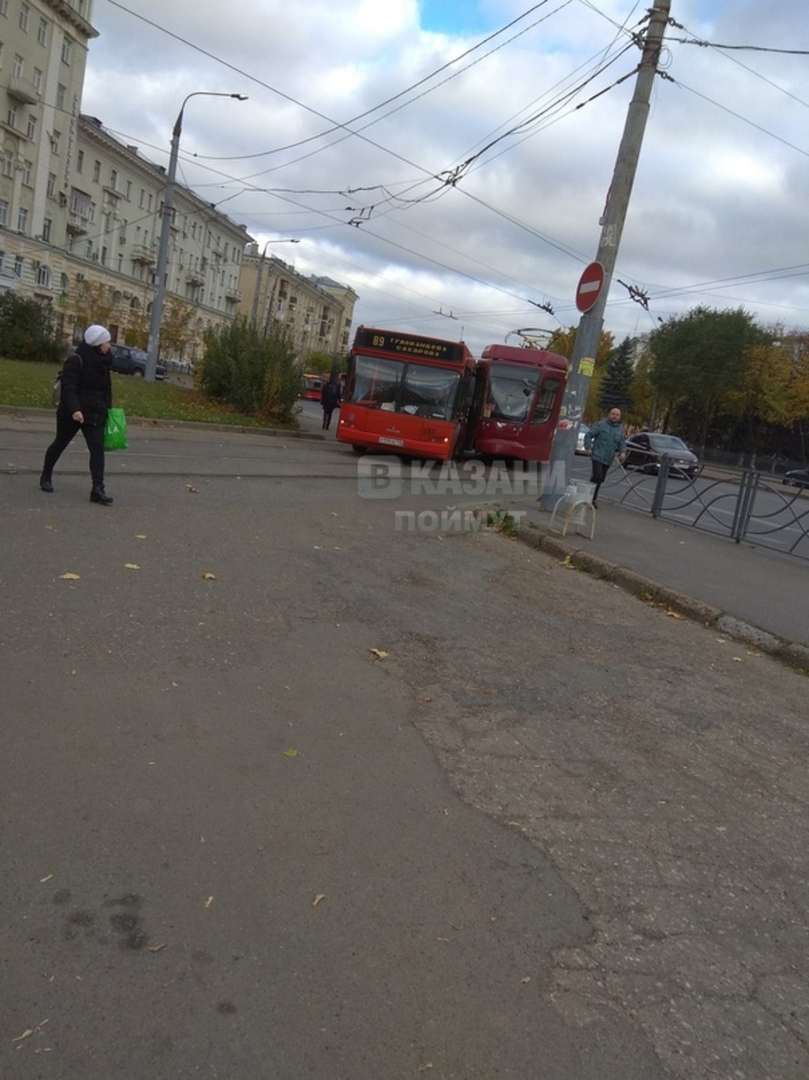 На улице Декабристов в Казани из-за аварии красного автобуса и трамвая затруднено движение (ФОТО)