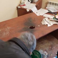Опубликовано ФОТО пробитого взрывом офисного стола — покушение на казанского предпринимателя Михаила Скоблионка