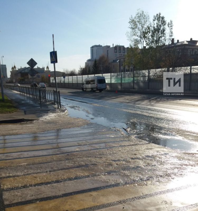 Из-за замерзшей на дороге воды в центре Казани легковушка вылетела в лоб автобусу (ФОТО)